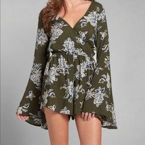 Abercrombie & Fitch Bell Sleeve Romper - Green - size small